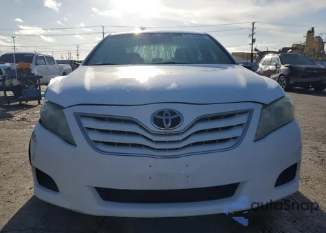 2011 Toyota Camry Base z USA, uszkodzony, nr VIN 4T1BF3EK3BU635868